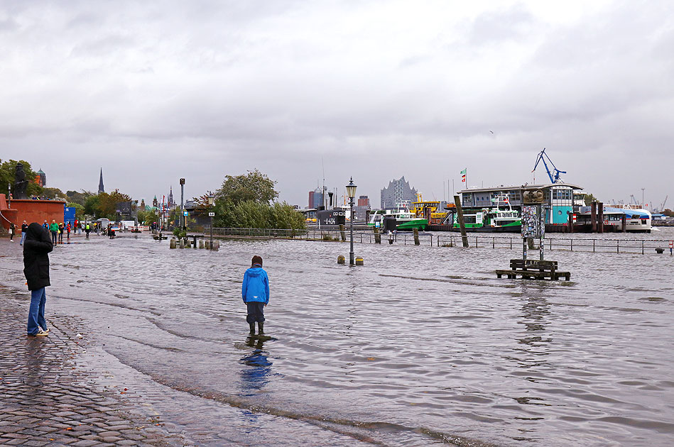 Hochwasser am Fischmarkt in Hamburg bei einer Sturmflutg