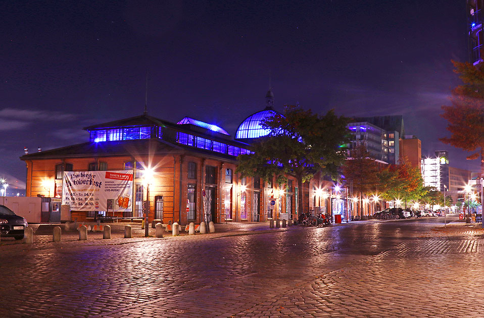 Die Fischauktionshalle bei Nacht