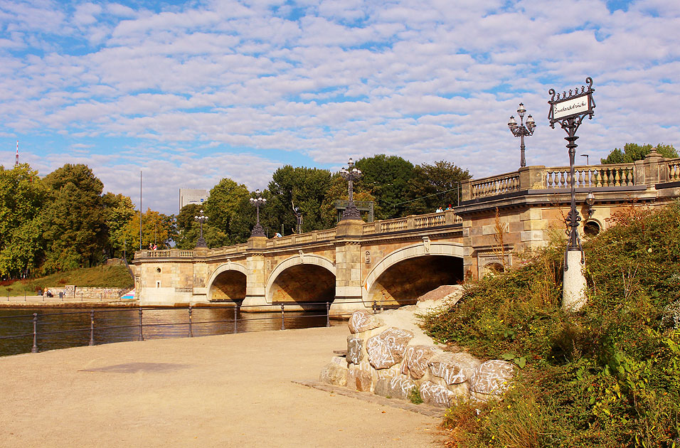 Die Lombardsbr&uuml;cke in Hamburg