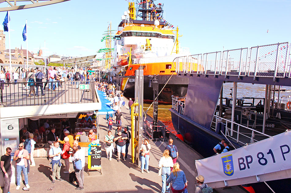 Auf dem Anleger an den St. Pauli Landungsbrücken
