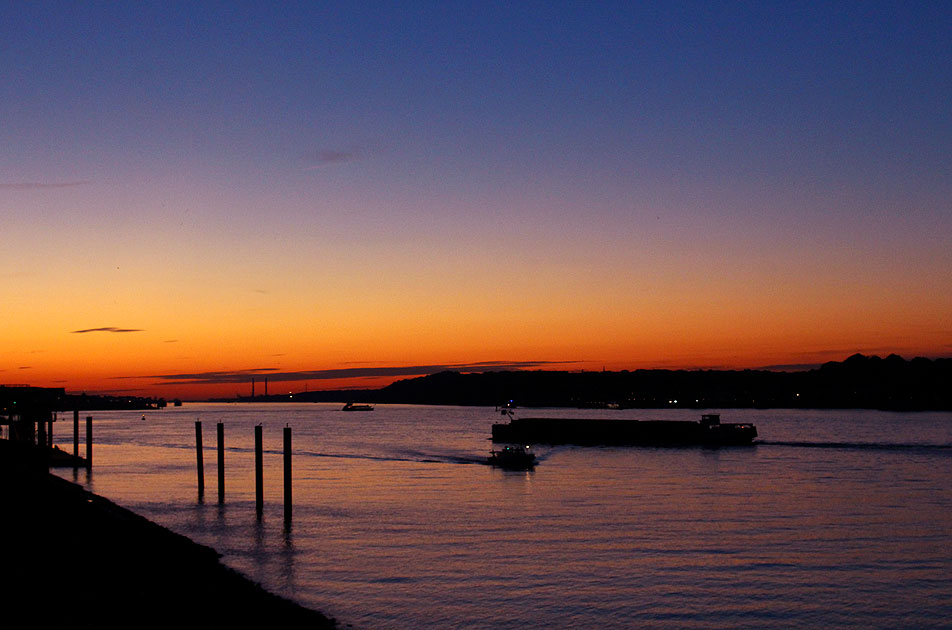 Ein Sonnenuntergang über der Elbe in Hamburg
