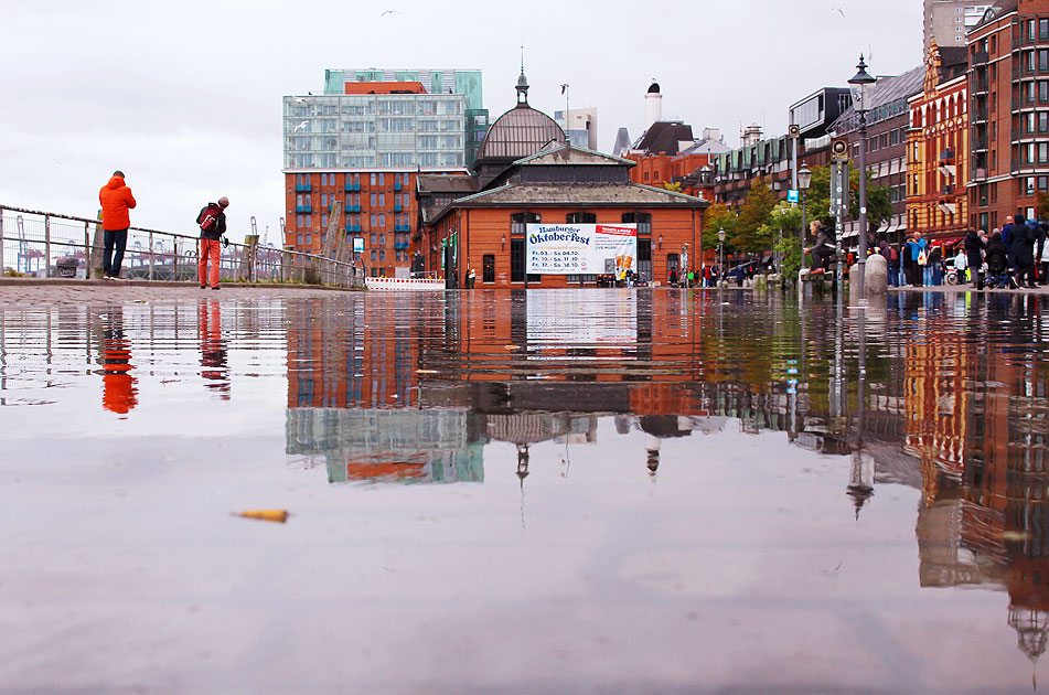 Hochwasser auf dem Fischmarkt im Hamburg