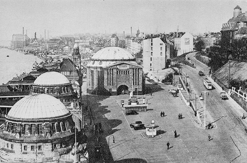 An den St. Pauli Landungsbrücken in Hamburg in den 1930er Jahren