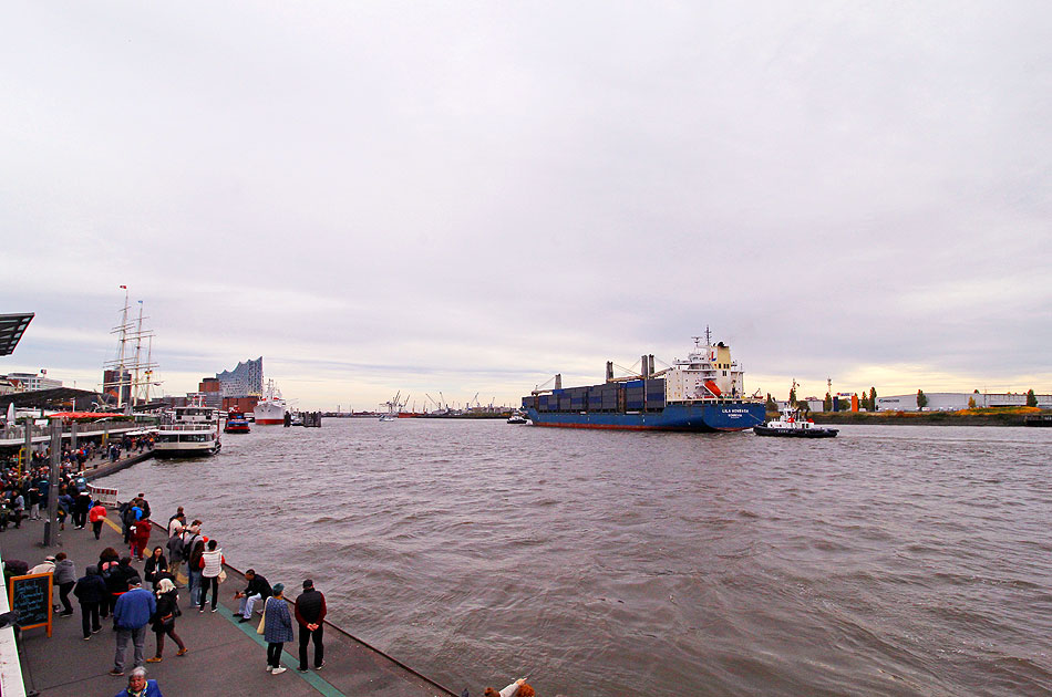 Die Landungsbrücken in Hamburg mit der Lila Mombasa