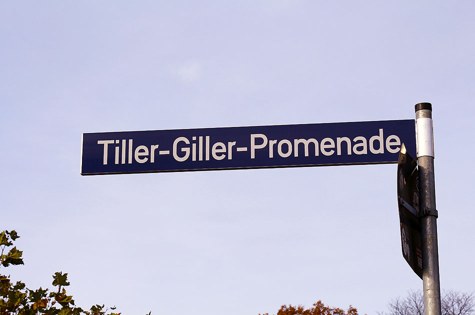 Ein Straßenschild von der Giller-Triller-Promenade