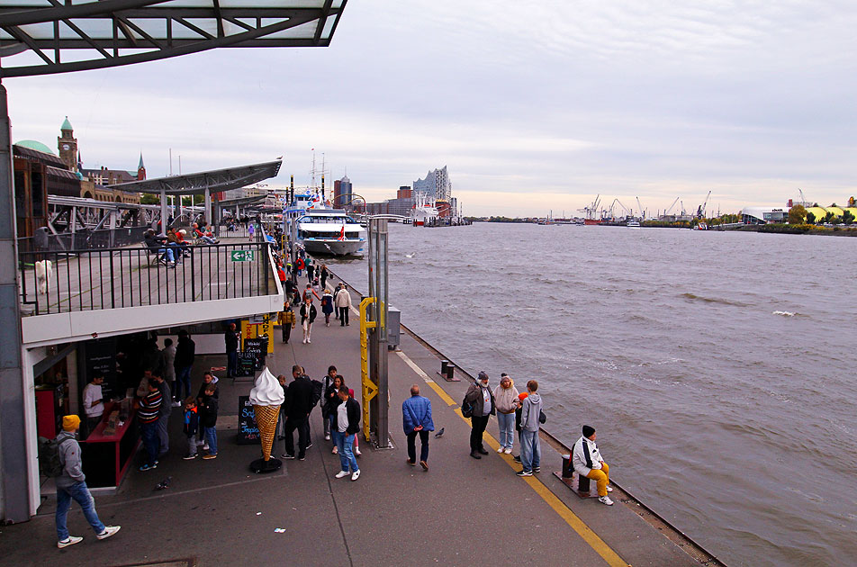 Die St. Pauli Landungsbrücken in Hamburg
