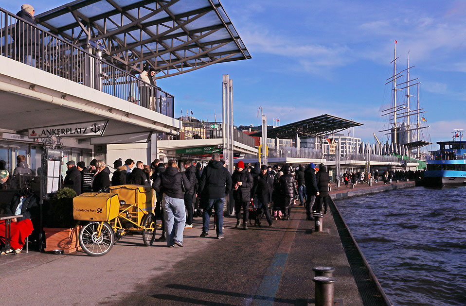 Auf dem Anleger an den St. Pauli Landungsbr&uuml;cken in Hamburg
