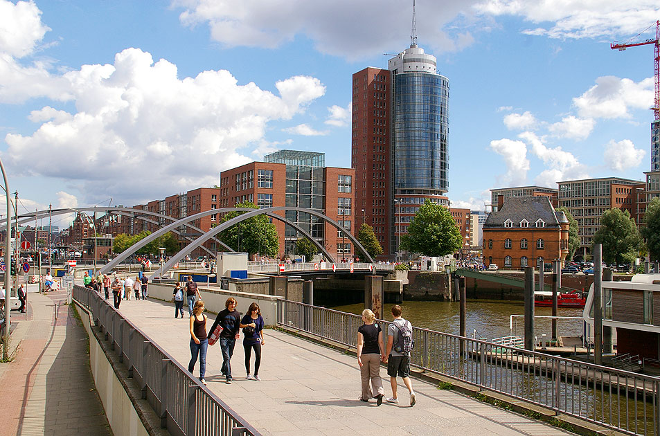 In Hamburg am Baumwall mit Blick auf die Speicherstadt und Hafencity