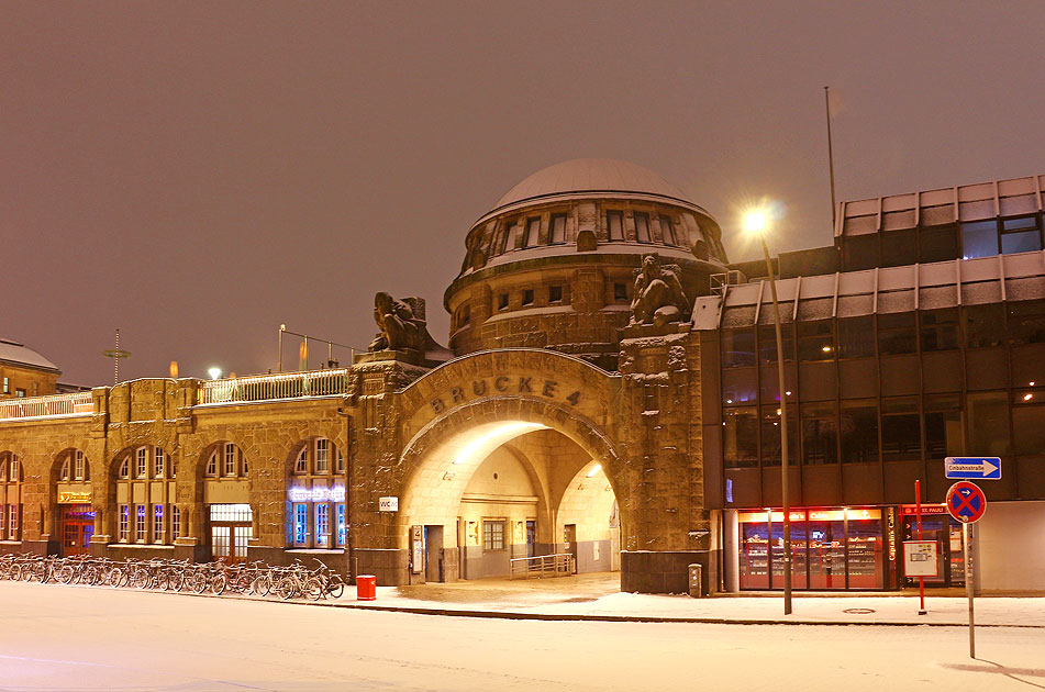 Die Landungsbr&uuml;cken in Hamburg im Schnee