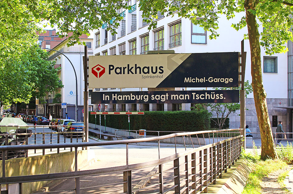 Das Parkhaus Michel-Garage: In Hamburg sagt man Tsch&uuml;ss