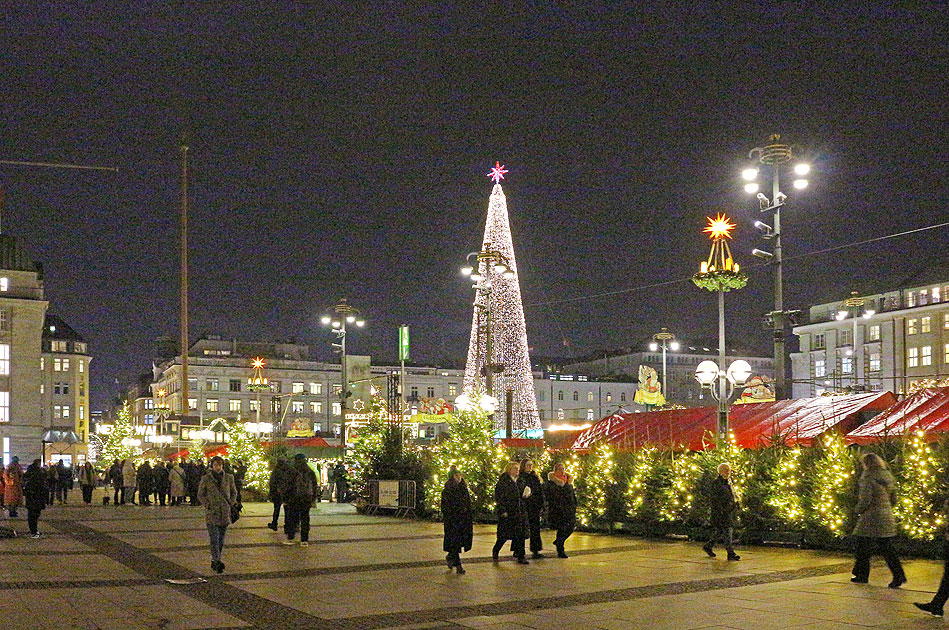 Der Weihnachtsmarkt in Hamburg auf dem Rathausmarkt