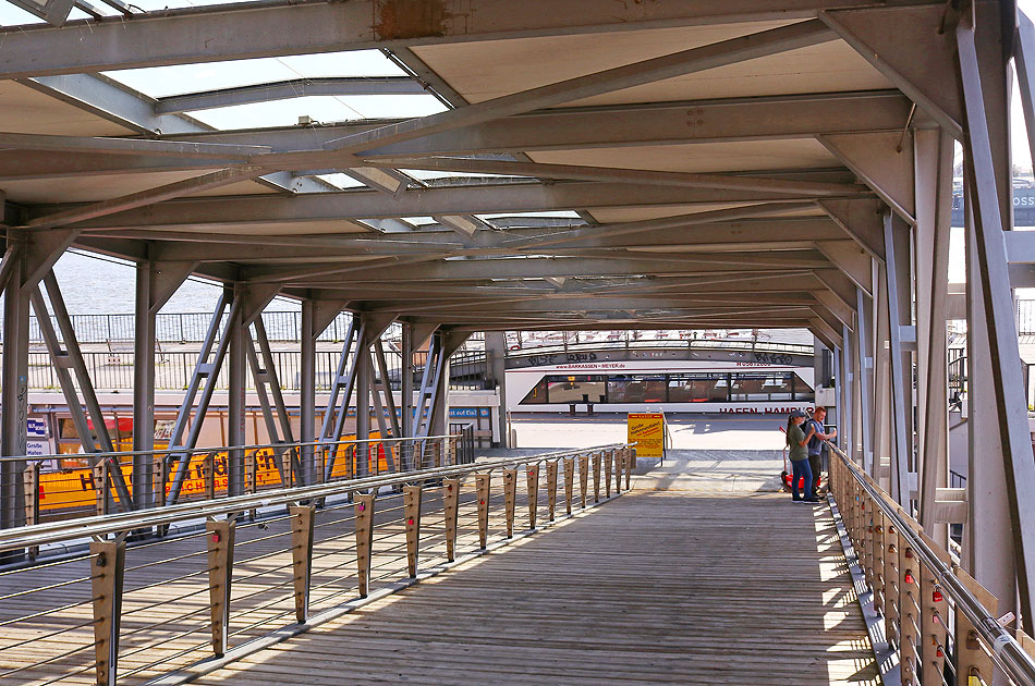 Die Br&uuml;cke 7 an den St. Pauli Landungsbr&uuml;cken in Hamburg