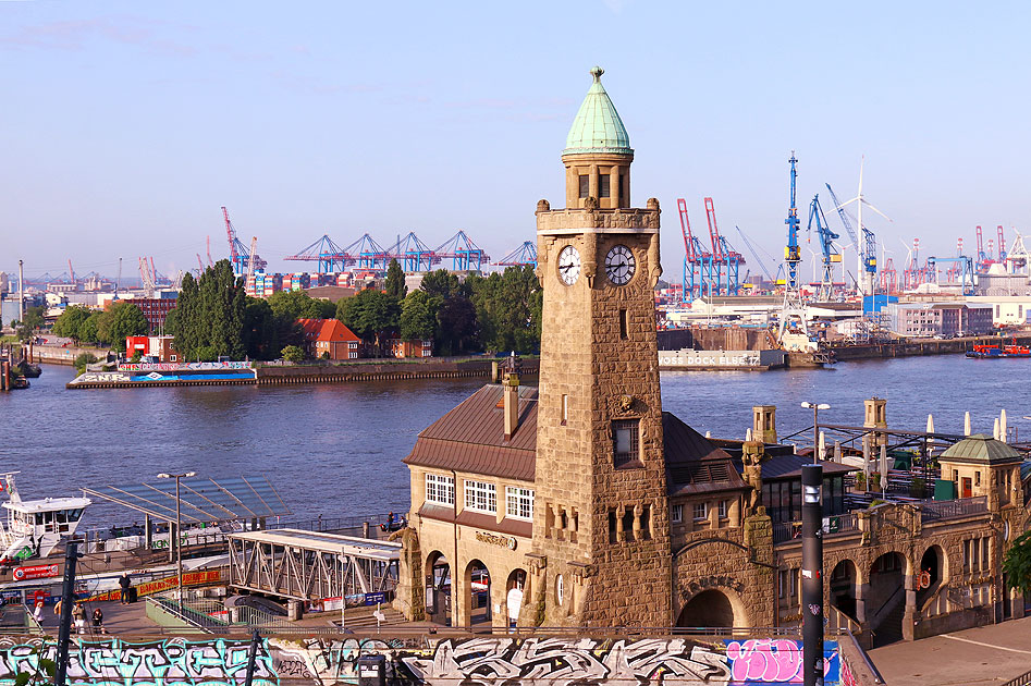 Der Pegelturm von den St. Pauli Landungsbr&uuml;cken in Hamburg