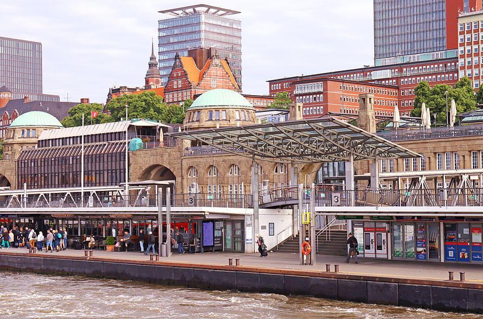 Die Br&uuml;cke 3 an den St. Pauli Landungsbr&uuml;cken in Hamburg