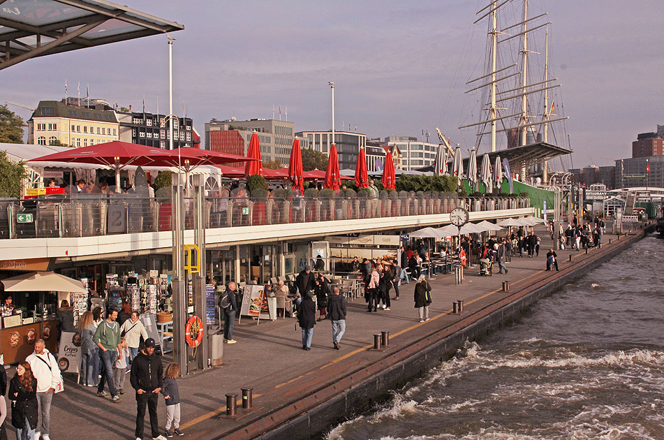 Der Anleger an den St. Pauli Landungsbr&uuml;cken in Hamburg