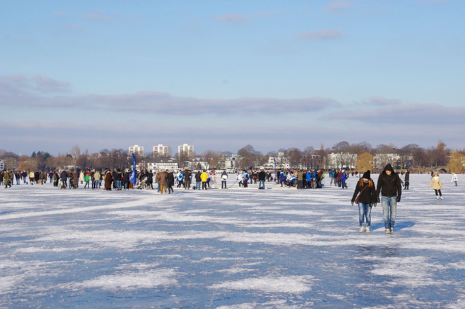 Die Hamburger Au&szlig;enalster zugefroren