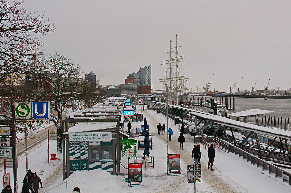 Schnee an den St. Pauli Landungsbr&uuml;cken in Hamburg