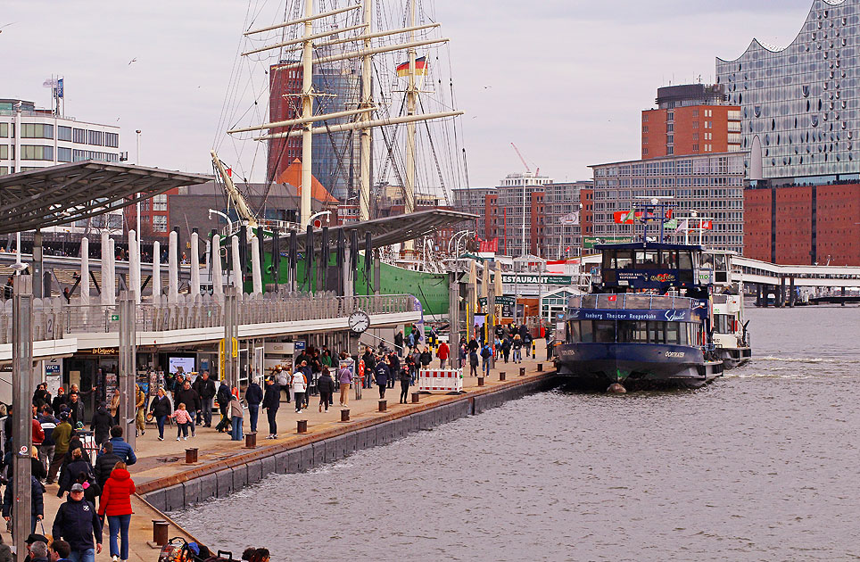 Hamburg Landungsbr&uuml;cken - Urlaub - Tourismus - Hafenrundfahrt