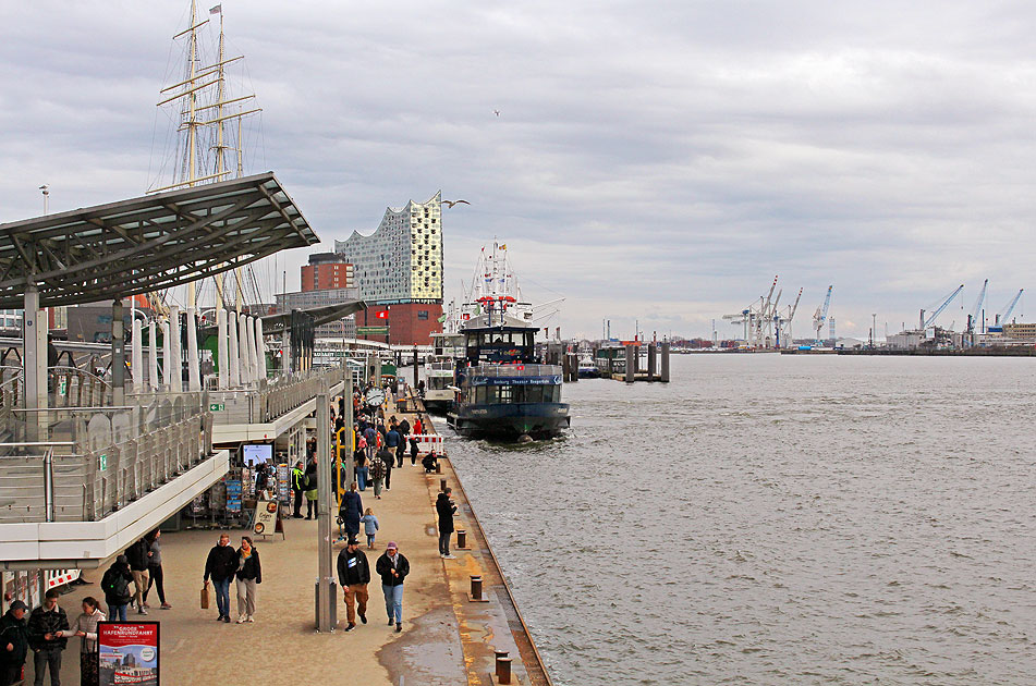 Der Anleger an den St. Pauli Landungsbr&uuml;cken in Hamburg
