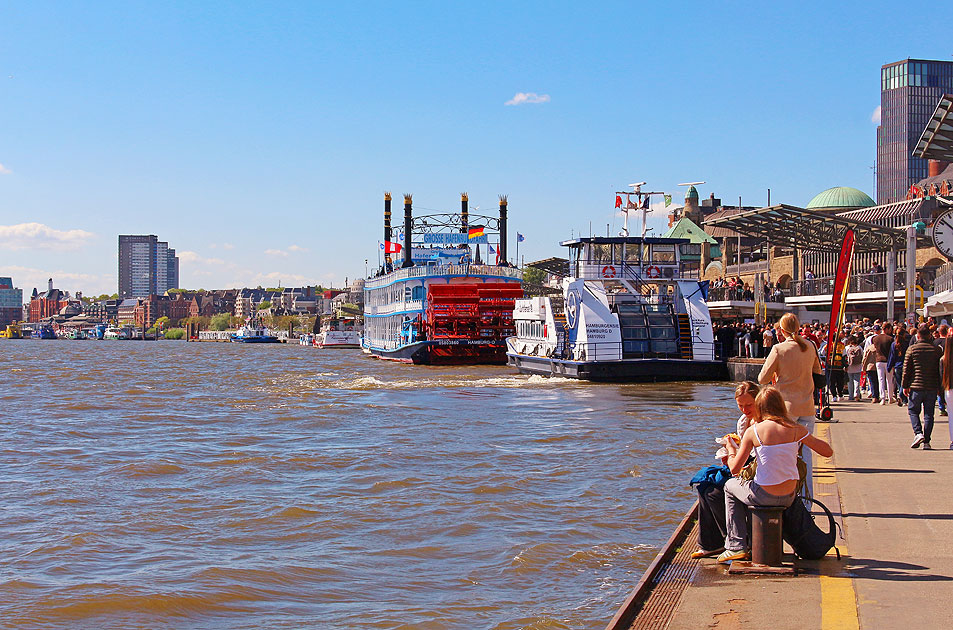 Auf dem Anleger an den St. Pauli Landungsbr&uuml;cken in Hamburg