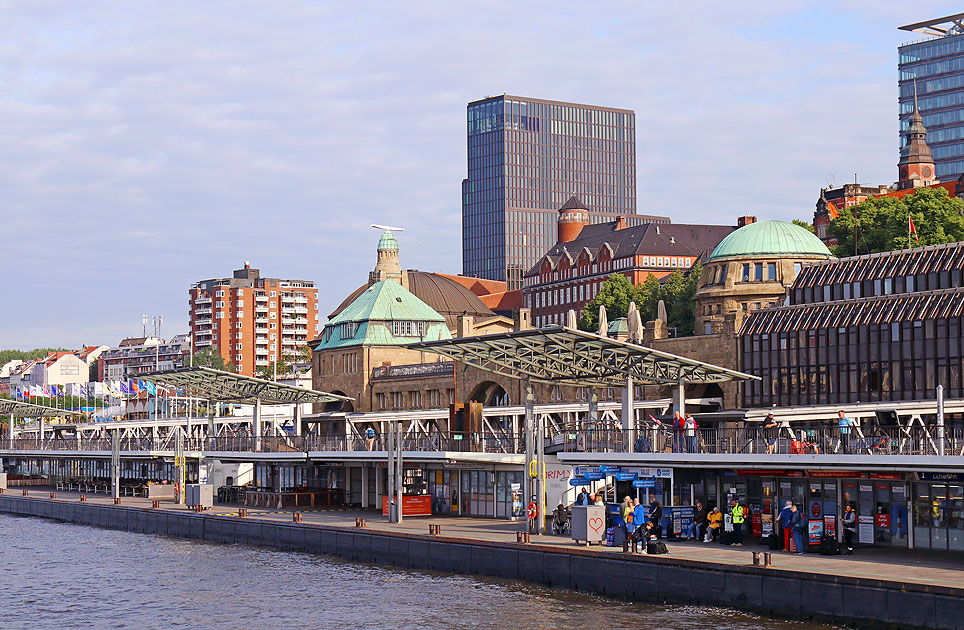 Die Br&uuml;cke 4 an den St. Pauli Landungsbr&uuml;cken in Hamburg