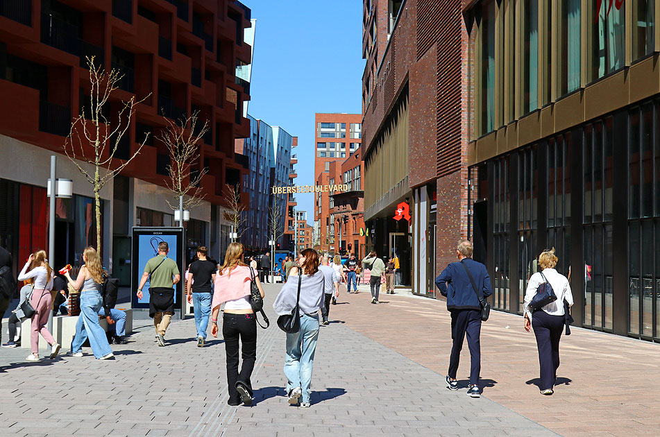Der &Uuml;berseeboulevard in der Hafencity in Hamburg