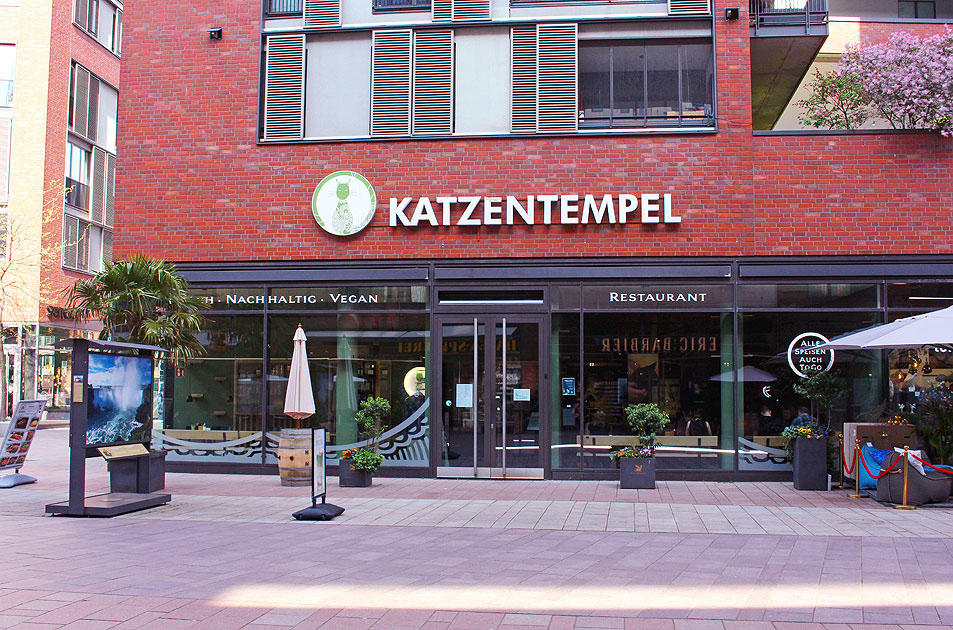 Der Katzentempel in der Hamburger Hafencity im &Uuml;berseeboulevard