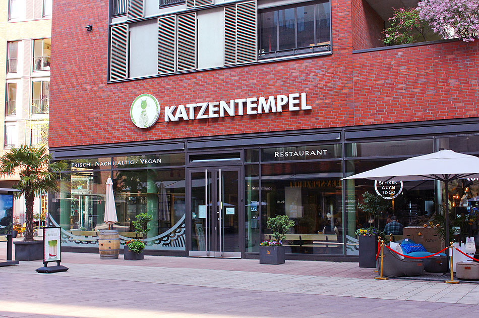 Der Katzentempel in der Hamburger Hafencity im &Uuml;berseeboulevard