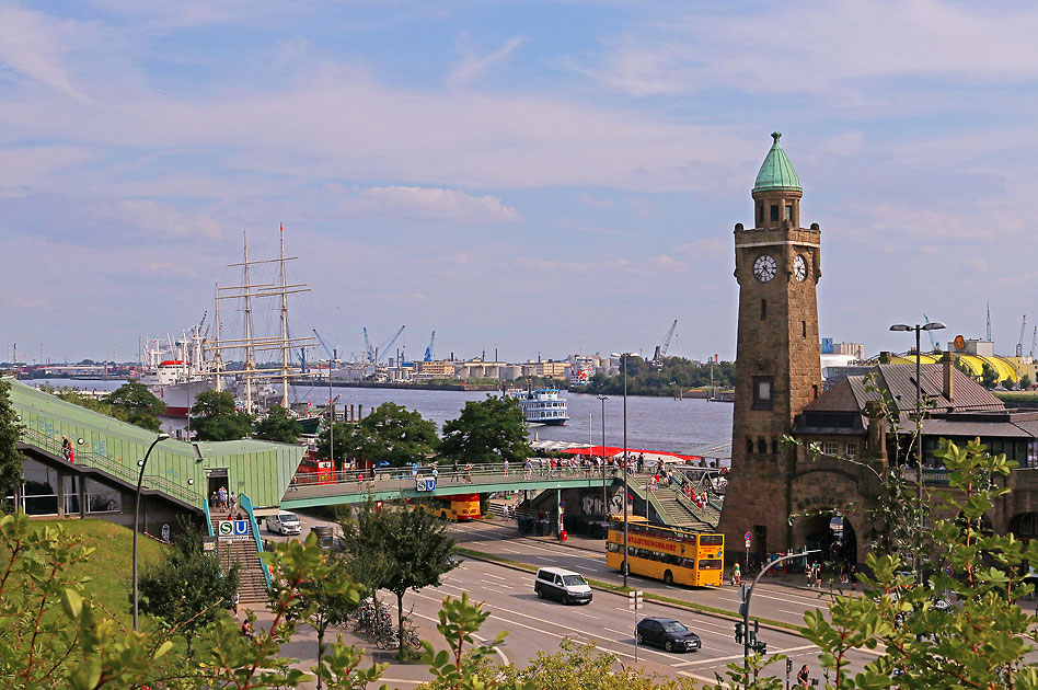 Urlaub  in Hamburg an den St. Pauli Landungsbr&uuml;cken