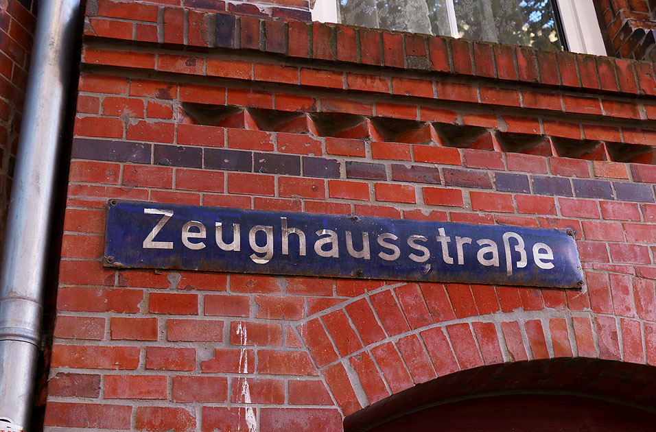 Ein Stra&szlig;enschild der Zeughausstra&szlig;e in Hamburg