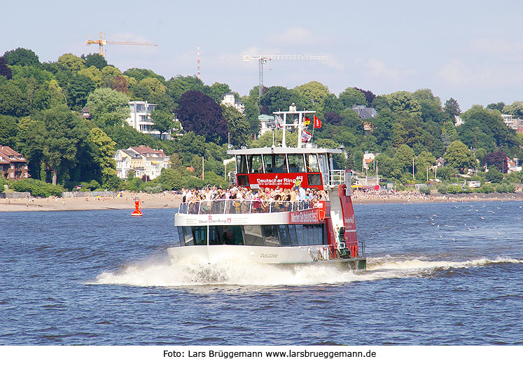 Das HADAG Schiff Övelgönne vor Övelgönne - Ein Bügeleisen