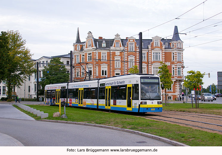 Die Straßenbahn in Scwerin an der Haltestelle Platz der Jugend