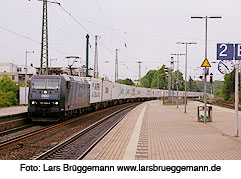 Ein Containerzug im Bahnhof Lüneburg