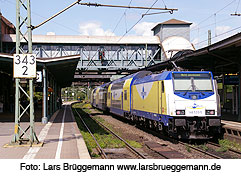 Ein Metronom Doppelstockzug im Bahnhof Hamburg-Harburg